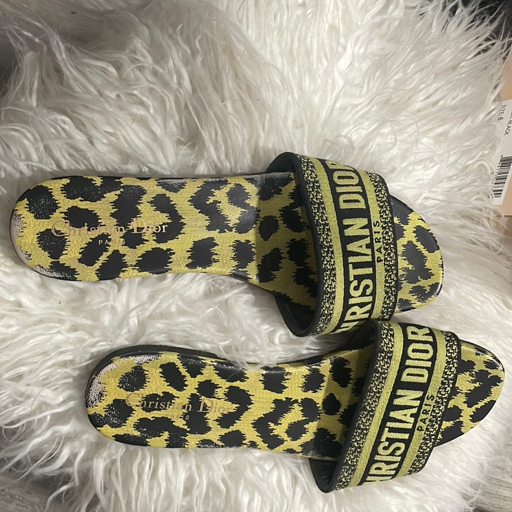 Comes with original box and authentication card 🖤💛🖤💛 size 41